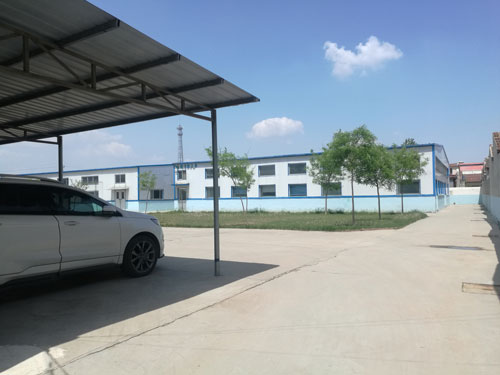 德州健之源地處魯西北平原，毗鄰黃河故道森林公園，生產(chǎn)條件環(huán)境優(yōu)越，擁有現(xiàn)代化的廠房，標準化的生產(chǎn)車間，公司擁有三證：SC食品生產(chǎn)許可證、GMP證、食品出口生產(chǎn)企業(yè)證書，生產(chǎn)過程中采用ISO22000管理體系進行科學管理，并擁有近十年的生產(chǎn)加工經(jīng)驗，產(chǎn)品口感、湯色、功效等各項指標均能達到客戶滿意，生產(chǎn)采用全自動帶線帶牌袋泡茶包裝機生產(chǎn)線，有全套的粉碎和超微粉碎、分篩、烘干、滅菌、制粒、制袋等設備，科學的生產(chǎn)工藝和嚴格規(guī)范的滅菌殺毒技術。
